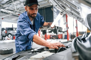 Sorun çözme süreci. Otomobil tamircisi garajda çalışıyor. Onarım servisi.