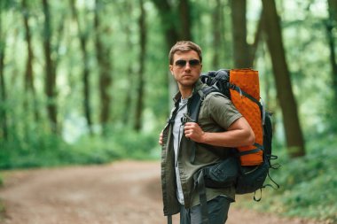 Yaz ormanında bir turist. Keşif ve eğlence kavramı.