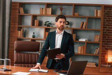 Ön manzara. Resmi kıyafetli bir iş adamı içeride çalışıyor..