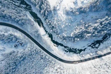 Karpat Dağları 'ndaki yol ve nehrin üst hava manzarası. Görkemli arkaplan.