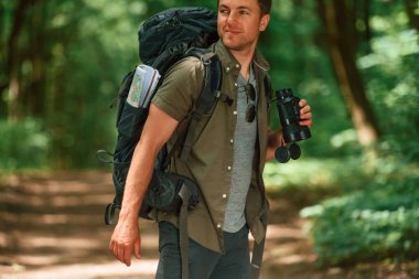 Navigasyon gebeliği. Dürbünle. Yaz ormanında turist.