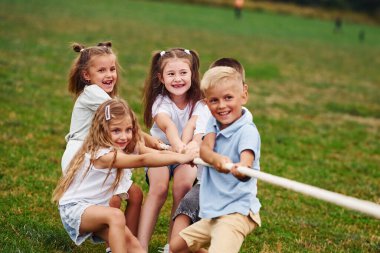 Güç oyunu. Savaş oyunu römorkörü. Çocuklar gündüz vakti sahada eğleniyorlar..
