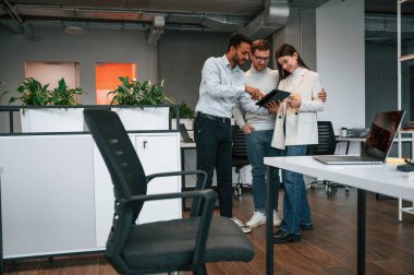 Bir çift ofiste, bir yöneticiye danışıyorlar..