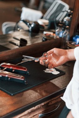 Makas tutan berber elin yakın görüntüsü.