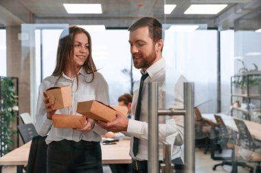 Camdan bak. Erkek ve kadın ekolojik kutularla birlikte yemek de ofiste birlikte..