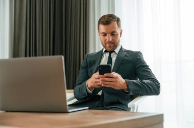Yakışıklı iş adamı otel odasında içeride..