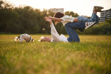 Çocuğun elini tutmak. Güzel anne ve küçük kızı ve köpeği birlikte yaz tarlasındalar..