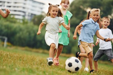 Futbol oynuyordum. Çocuklar gündüz vakti sahada eğleniyorlar..