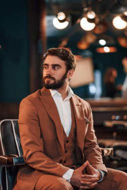 Sakallı yakışıklı adam berber dükkanında..