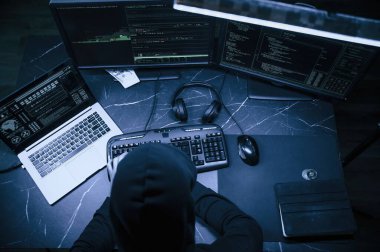 Erkek profesyonel hacker bilgisayar başında oturuyor, virüs kavramı..