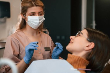 Genç bayan sandalyede. Stomatolojik dolapta..