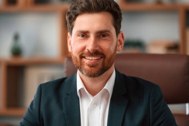 İş adamının resmi giysiler içindeki portresi kapalı alanda çalışıyor..