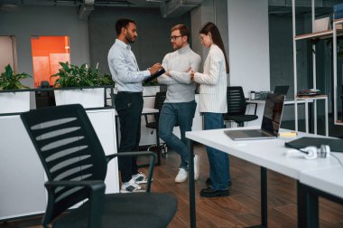 Modern bir ofiste. Bir yönetici çifte danışıyor..