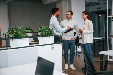 Finansal sorular. Bir çift ofiste, bir yöneticiye danışıyorlar..