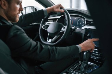 Arabayı sürüyorum. Resmi iş elbiseli adam modern otomobilde oturuyor..
