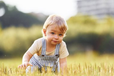 Sevimli küçük çocuk gündüz vakti sahada..