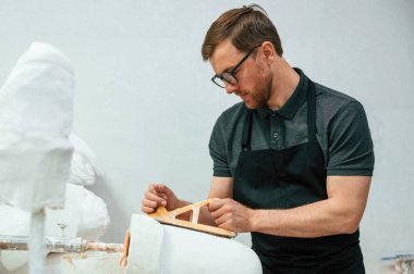 Protez için ham ürün. Modern laboratuarda çalışan bir teknisyen..