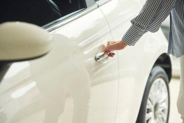 Kapıyı açıyorum. Elektrikli arabalı bir kadının yakın görüntüsü.