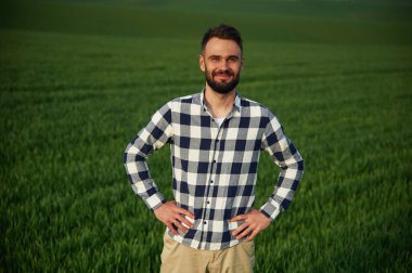 Tarım alanında. Yakışıklı genç adam..