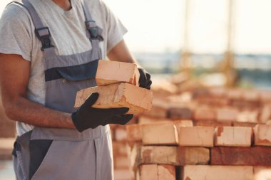 İnşaat alanında çalışan adamın yakın görüntüsü..