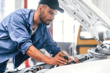 Otomobil tamircisi garajda çalışıyor. Onarım servisi.