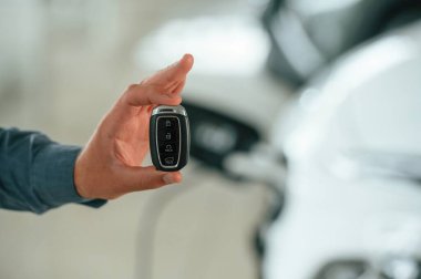 Elektrikli arabalı adamın yakın görüntüsü..