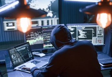 Dikiz aynası. Erkek profesyonel hacker bilgisayar başında oturuyor, virüs kavramı..