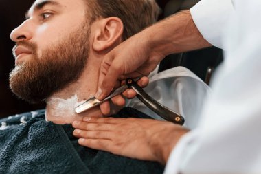 Tıraş oluyorum. Adam modern berber dükkanını ziyaret ediyor. Modern biçim.