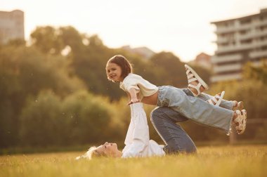 Kadının elinde bir çocuk. Anne ve küçük kızı yaz tarlasında beraberler..