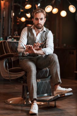 Makas tutuyorum. Yakışıklı berber kuaförde..