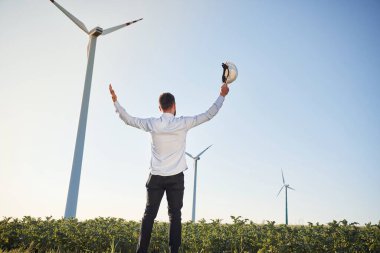 Dikiz aynası. Servis mühendisi yel değirmenleriyle sahada..