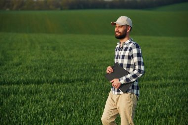 Yakışıklı genç adam tarım alanında..
