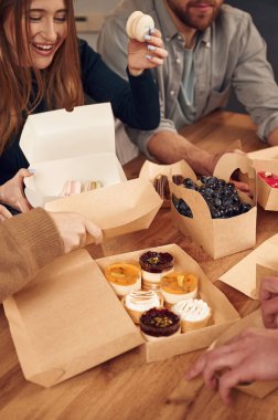 Arkadaşlar evde oturmuş, birlikte badem kurabiyesi, tatlı ve yaban mersini yiyorlar..