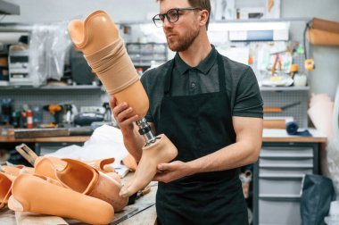 Modern laboratuvarda protezle çalışan teknisyen..