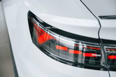 Modern beyaz arabanın arka kısmının yakın görüntüsü..