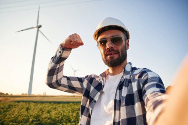 Selfie yapıyorum. Servis mühendisi yel değirmenleriyle sahada..