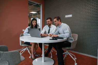 Ofis çalışanları masanın yanında..