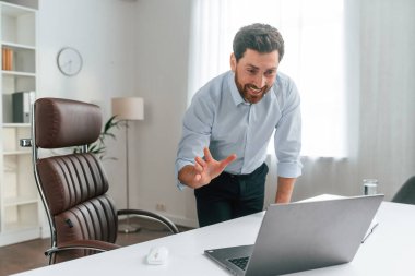Görüntülü arama, konuşma. Resmi kıyafetli doktor dolapta çalışıyor..