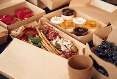 Masanın üzerinde yemek olan manzarasını kapat. Et, sebze, suşi, patates kızartması, hamburger, mantar..