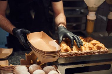 Fırını almak yemek yaptı. İnsanoğlu iş yerinde yemek yiyor. Tatlı tatlı kavramı.