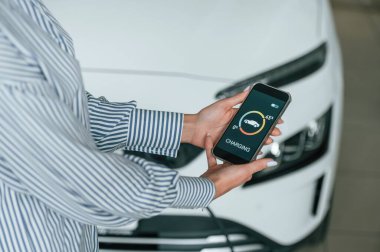 Elektrikli arabalı bir kadının yakın görüntüsü.