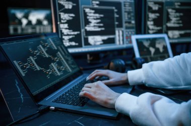 Kadın hacker ellerinin yan görüntüsü, klavyede daktilo..