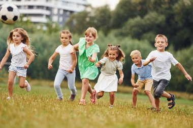 Çocuklar gündüz vakti sahada eğleniyorlar..
