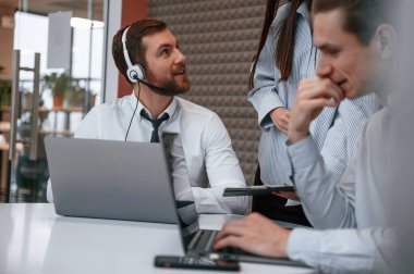 Kadınlarla konuşmak. Ofis çalışanları masanın yanında..