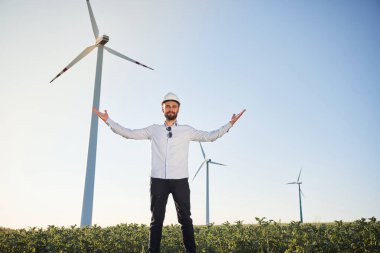Başarı ve özgürlük kavramı. Servis mühendisi yel değirmenleriyle sahada..