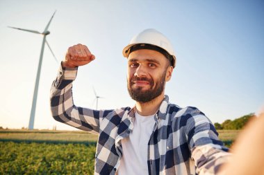 Selfie yapıyorum. Servis mühendisi yel değirmenleriyle sahada..