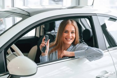 Arabanın yeni sahibi. Ellerinde anahtarlarla. Güzel kadın içeride..