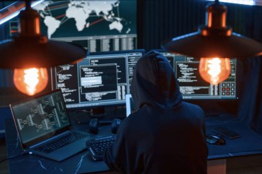 Ekrandaki bilgiler. Genç profesyonel bilgisayar korsanı bilgisayar başında ve ekranlar hakkında çok fazla bilgiye sahip..