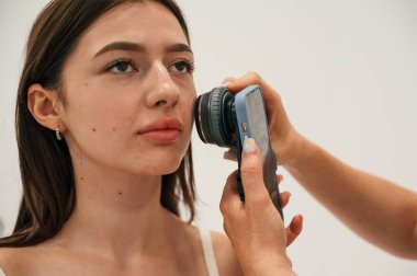 Akıllı telefon kullanıyor. Kozmetik Kliniği 'nden fotoğraf gençleştirme prosedürü alıyorum. Güzellik salonundaki kadınlar.