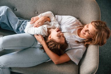 Eğleniyoruz, kucaklaşıyoruz. Anne ve küçük kızı evdeki odada birlikteler..